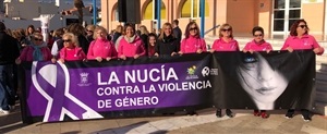 Gemma Márquez, concejala de Igualdad, a miembros de la Associació de Dones de La Nucía