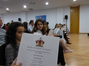 Cada alumna recibió su diploma y medalla de la "Royal Academy of Dance"