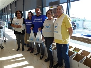 Voluntarios sociales de La Nucía junto a Bernabé Cano, alcalde de La Nucía durante la Gran Recogida de 2018