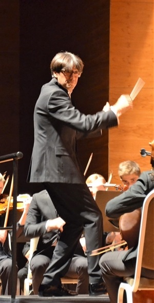 El director Francisco Maestre en pleno concierto