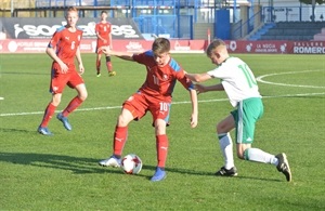 Un jugador de la República Checa (rojo) en un lance del partido