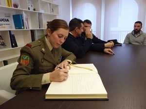 La soldado Ángel Lloret Avellá firmando en el libro de honor de La Nucía