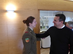 Bernabé Cano, alcalde de La Nucía, saludando a la soldado Ángela Lloret Avellá