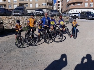 Los 6 ciclistas participantes junto al monitor, Carmelo Andreu