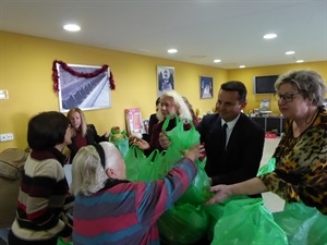 Bernabé Cano, alcalde de La Nucía, y Beratriz Pérez-Hikcman, en la Donación Extraordinaria de Navidad