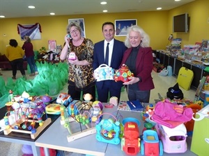 Bernabé Cano, alcalde de La Nucía y Beatriz Pérez-Hickman, concejala de Bienestar Social y Julie Bender, representante de los Coros Internacionales repartiendo juguetes