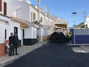Miguel A. Ivorra, concejal de Urbanismo y Bernabé Cano, alcalde de La Nucía, visitando las obras de reasfaltado de la Urbanización Copet