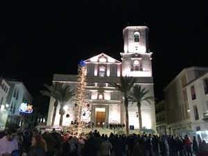 La nueva iluminación realza la fachada de la Iglesia, recientemente rehabilitada