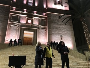 Beatriz Pérez-Hickman, concejala de Turismo y Bernabé Cano, alcalde de La Nucía, durante el estreno de la iluminación de la plaça Major