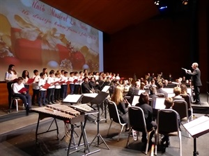 La Banda de la Unió Musical y los Coros Infantiles sobre el escenario del Auditori