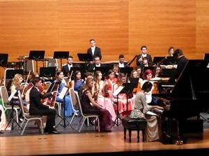 La pianista solista Violeta Casero triunfó en la primera parte del concierto