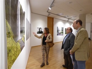 Maria José Mulá, autora de la exposición junto a Francesc Sempere, director de l´Auditori y Pedro Lloret, concejal de Cultura, en la inauguración de la exposición