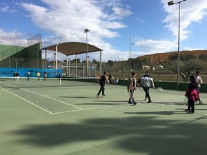 Los alumnos del PAC del IES La Nucía han comenzado la actividad de tenis