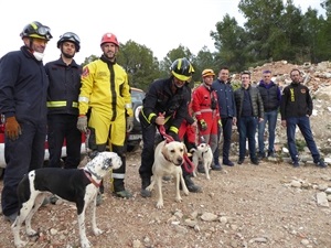 Javier Luque, instructor y los bombertos-alumnos del curso junto a los representantes de USAR 13 y los concejales Pepe Cano y Sergio Villalba.