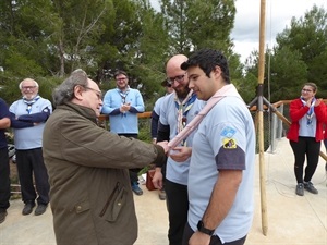 Pedro Lloret, teniente de alcalde con David Orizaola Coca tras recibir su insignia de madera por completar su formación de scouter