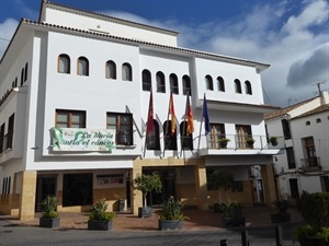 La fachada del Ayuntamiento muestra su apoyo a la Lucha contra el Cáncer