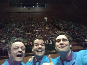 Los tres actores de Clownic se hicieron un divertido selfie desde el escenario de l´Auditori