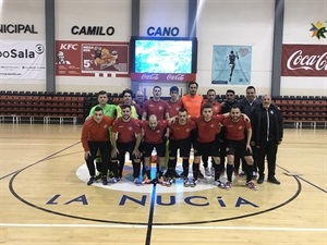 Los jugadores del Sporting Fútbol Sala La Nucía con Sergio Villalba, concejal de Deportes