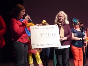 Beatriz Pérez Hickman, concejala de Bienestar Social de La Nucía recibe la donación solidaria del Colegio Noruego para el Programa de Alimentos de La Nucía