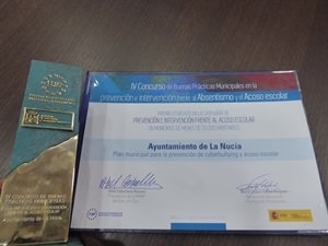 Galardón y premio otorgados a La Nucía por el Ministerio de Educación y la FEMP a La Nucía, el pasado mes de diciembre