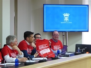 Pepe Cano, portavoz del PP, ofreció la camiseta a la oposición, que la rechazaron