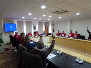 La oposición se abstuvo y no apoyó la moción de "reclamar la construcción del tercer colegio y segundo Instituto a la Generalitat"
