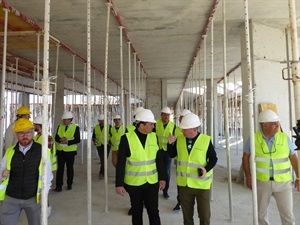 Bernabé Cano, alcalde de La Nucía, junto al arquitecto José Pérez visitando las obras