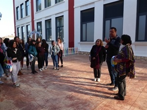 Tona Agulló, dtora. Escola El Bressol, junto a Neus Llopis, profesora IES Malladeta y Sergio Villalba, concejal de Educación durante la visita