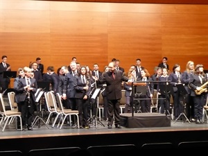 El "mestre" Ramón Lorente, saludando al final del concierto