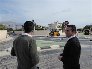 Miguel Angel Ivorra, concejal de Urbanismo junto a Bernabé Cano, alcalde de La Nucía han visitado las obras esta mañana