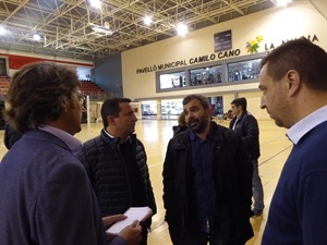 Bernabé Cano, alcalde de La Nucía, dialogando con los técnicos de TVE