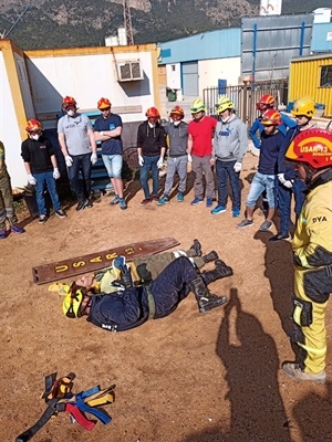Un grupo de estudiantes noruegos visita el Campo de Perros de Rescate