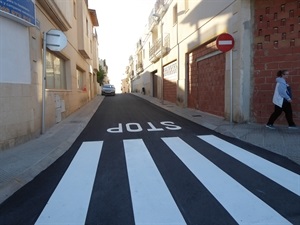 El carrer Fonteta reasfaltado y con la nueva pintura horizontal