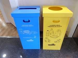 Las papeleras para envases ligeros y para papel-cartón se instalarán en los edificios públicos municipales