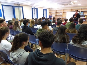 Los alumnos nucieros de secundaria del Instituto de La Nucía han recibido una charla informativa