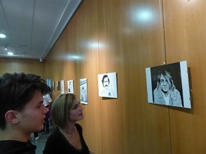 El joven artista nuciero Rubén Moragues junto a Mª Jesús Jumilla, concejala de Juventud de La Nucía durante la inauguración