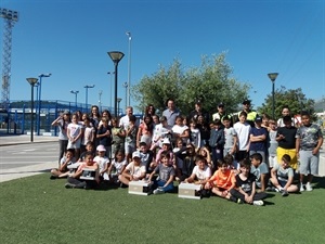 Los alumnos del Colegio Gabriel Miró junto a los agentes y los ediles de Calpe y La Nucía