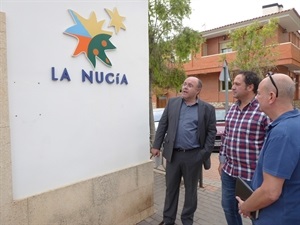 Ángel Murcia, coordinador de la Red Tourist Info en la provincia junto a Toni Buádes, técnico de Socialmedia de La Nucía en la visita de esta mañana