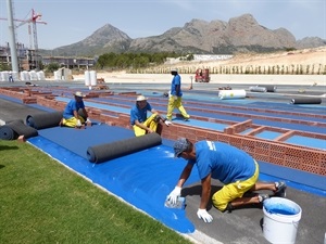 La instalación de la superficie de la pista del Estadio de Atletismo ha comenzado esta semana