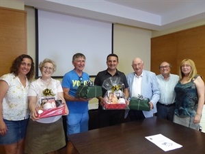 Los profesores de la Escuela de Adultos con sus regalos junto al alcalde Bernabé Cano y el concejal Pedro Lloret