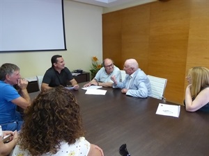Bernabé Cano, alcalde de La Nucía, se reunió con los profesores de la Escuela de Adultos para conocer el desarrollo del curso pasado 2018-2019