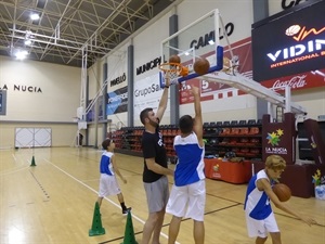 Albert Miralles participando en los entrenamientos del Campus de Baloncesto