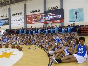 Todos los campers del Campus Vidimiri junto a los jugadores Sergi Vidal, Albert Miralles, Richi Uriz y Carlos Andrade y Bernabé Cano, alcalde de La Nucía