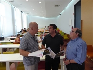 Vicent Martines, director Seu Univ. junto a Pedro Lloret, concejal de Seu Univ. y Bernabé Cano, alcalde de La Nucía, visitando este Seminario Internacional
