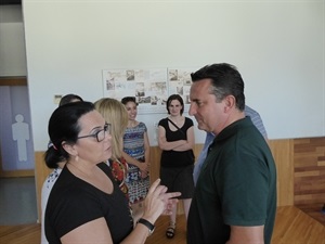 Beranbé Cano, alcalde de La Nucía, conversando con Verónica Marín, Univ. Córdoba