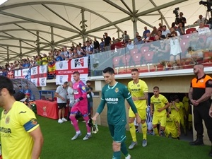 Los jugadores del  Villarreal CF y del West Bromwich Albion saltan al campo de la Ciutat Esportiva Camilo Cano