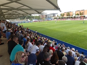 En este partido amistoso internacional se llenaron las gradas del estadio nuciero con 2.500 espectadores, especialmente seguidores del club británico