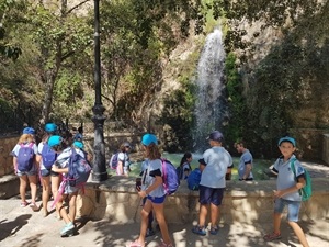 Las visitas turísticas se refrescan en el parque de la Font de la Favara
