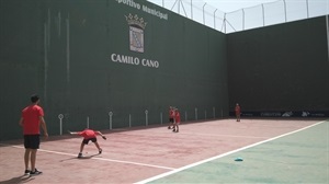 Los alumnos del Campus practicando en el frontón de la Ciutat Esportiva