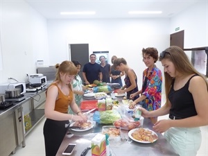 Los voluntarios internacionales se alojan en el Albergue del CEM Captivador, donde cocinan su propia comida